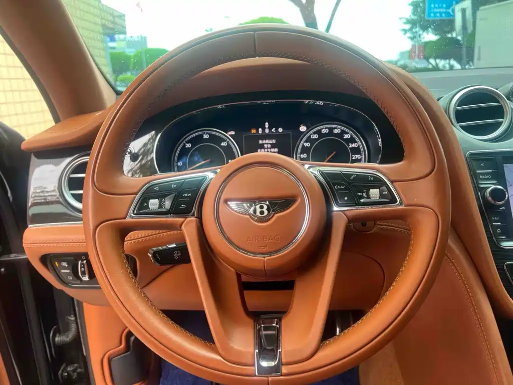 Bentley Bentayga 2018 — фото 14