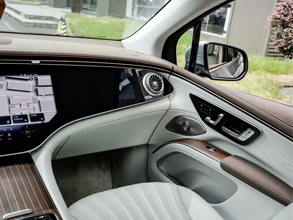 Mercedes-Benz EQS SUV 2023 — фото 16