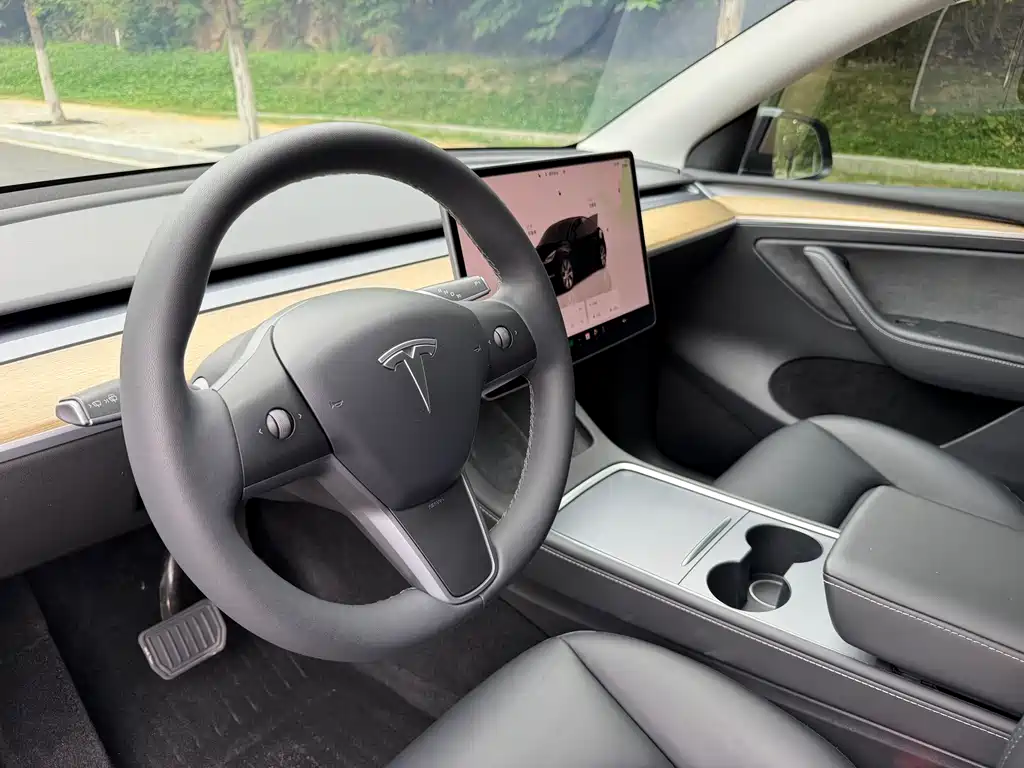 Tesla Model Y 2022 — фото 9