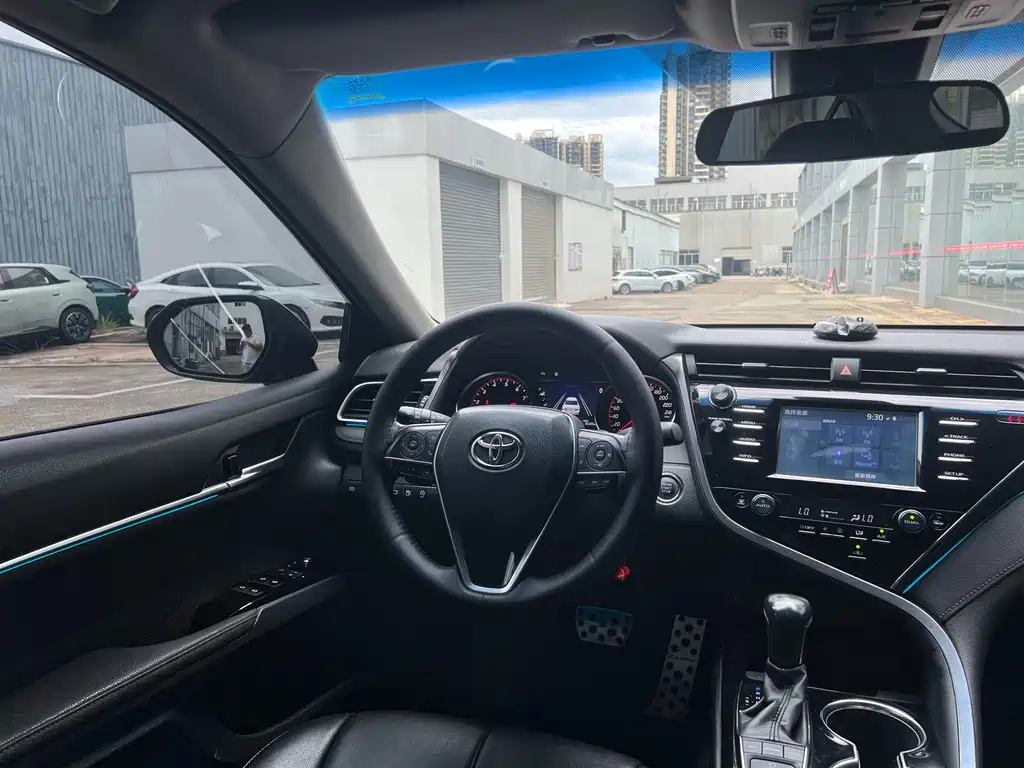 Toyota Camry 2018 — фото 8