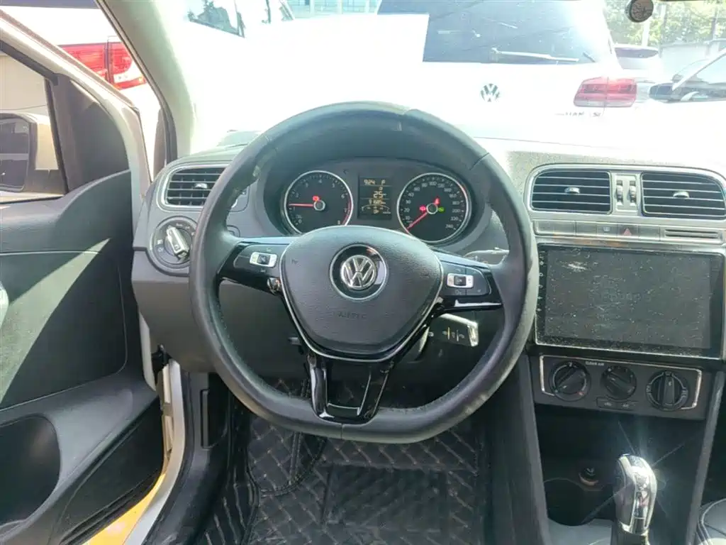 Volkswagen Polo 2017 — фото 11