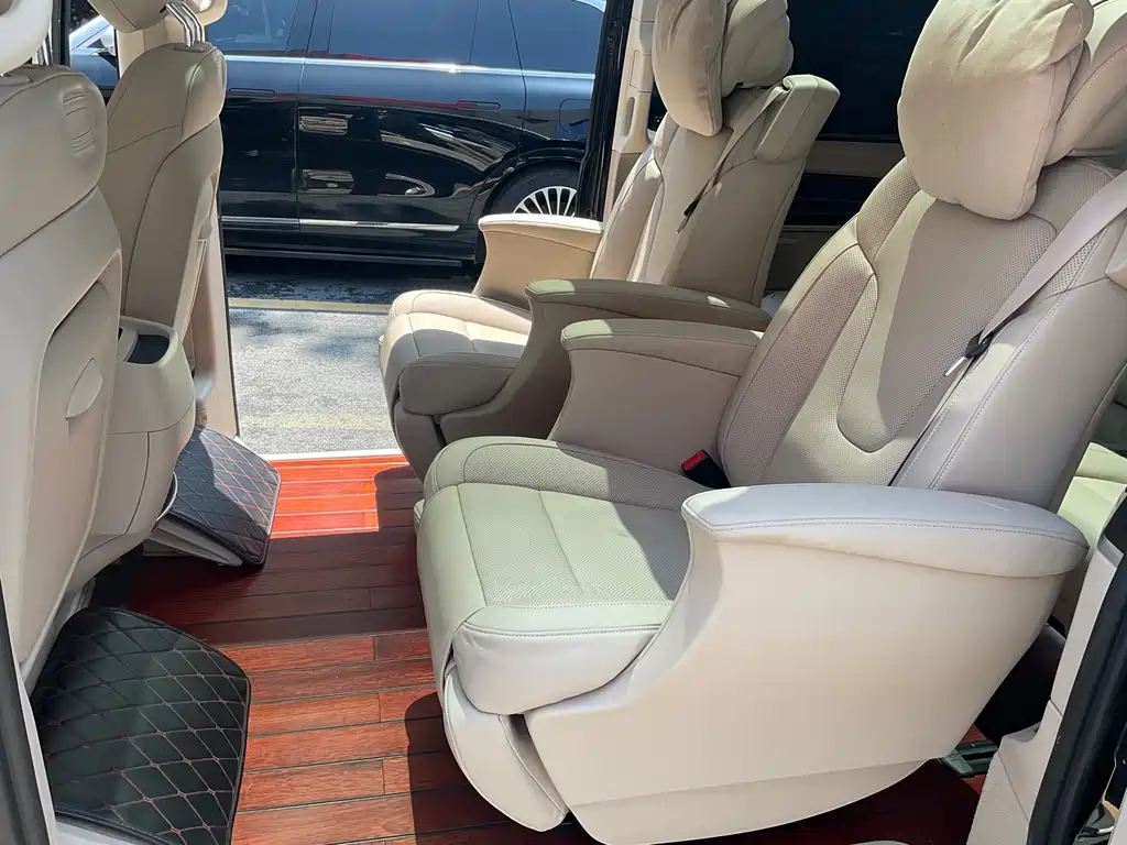 Mercedes-Benz V-Class 2019 — фото 11
