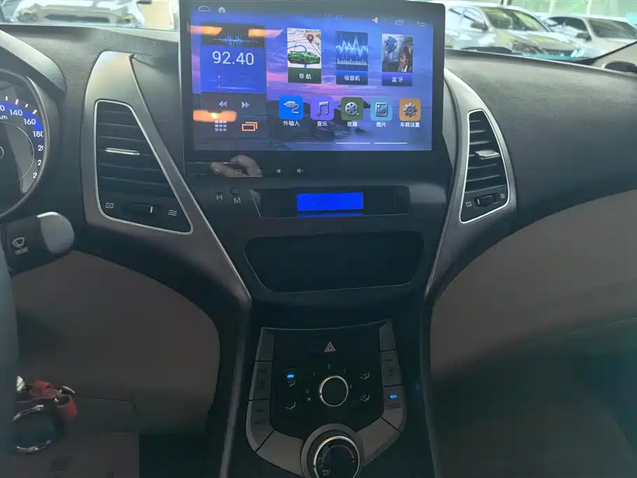 Hyundai Elantra Langdong 2015 — фото 12
