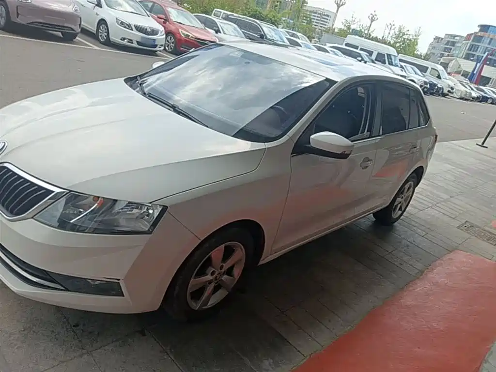 Skoda Rapid Spaceback 2019 — фото 1