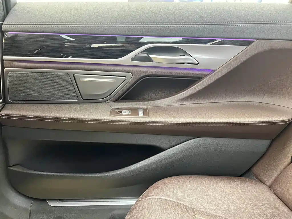 BMW 7 Series 2018 — фото 25