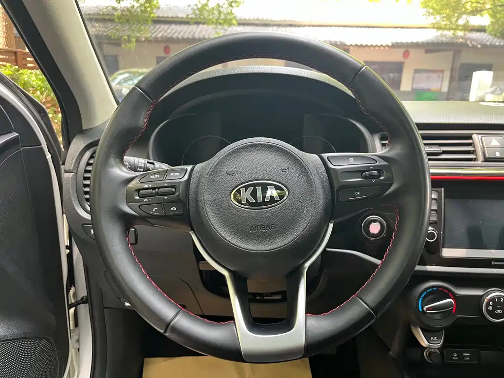 Kia KX Cross 2019 — фото 12