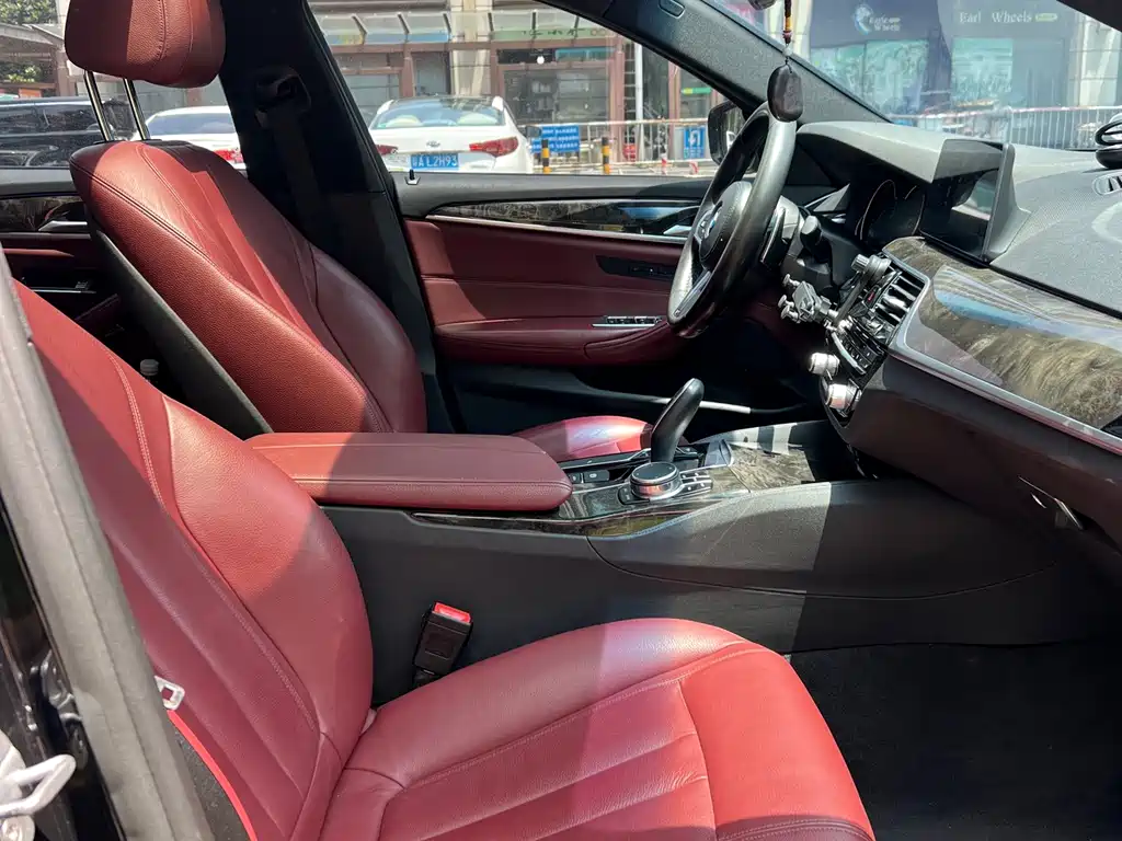 BMW 5 Series 2017 — фото 14