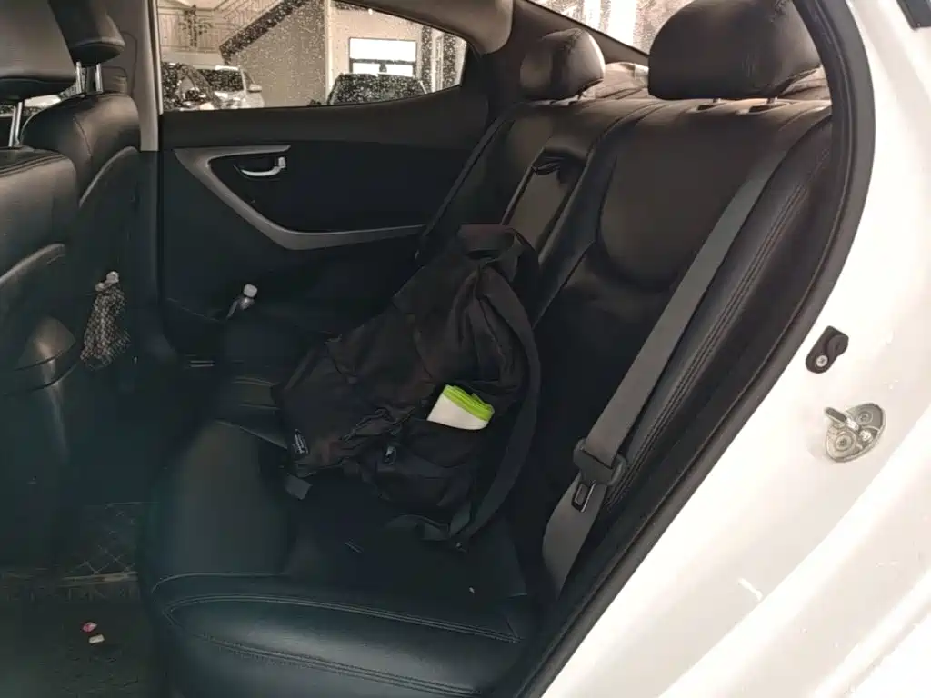 Hyundai Elantra 2017 — фото 17