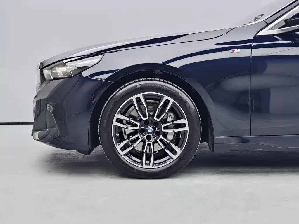BMW 5 Series 2025 — фото 11