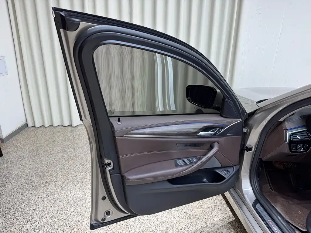 BMW 5 Series 2021 — фото 10