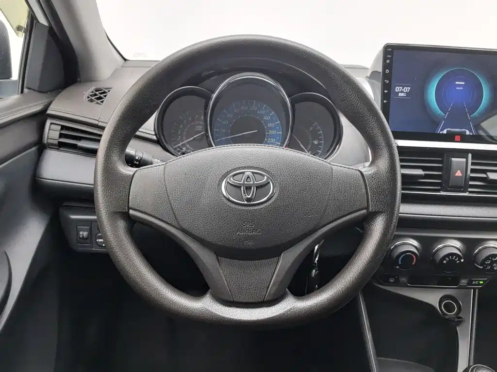 Toyota Yaris L 2014 — фото 11