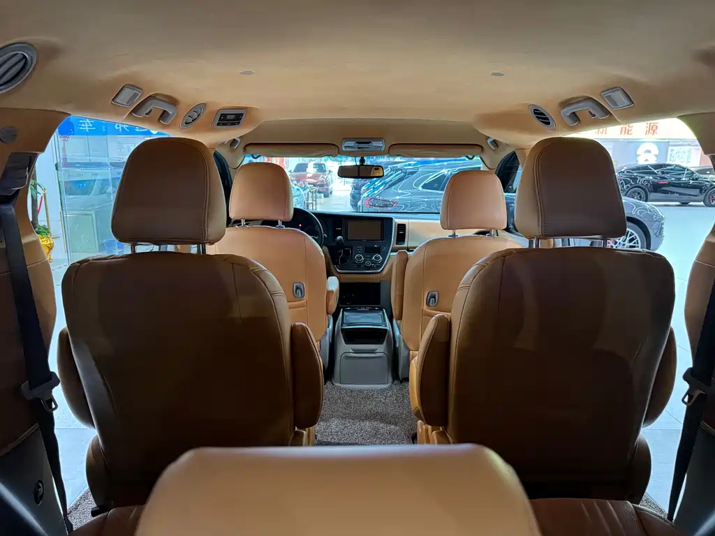 Toyota Sienna 2016 — фото 13