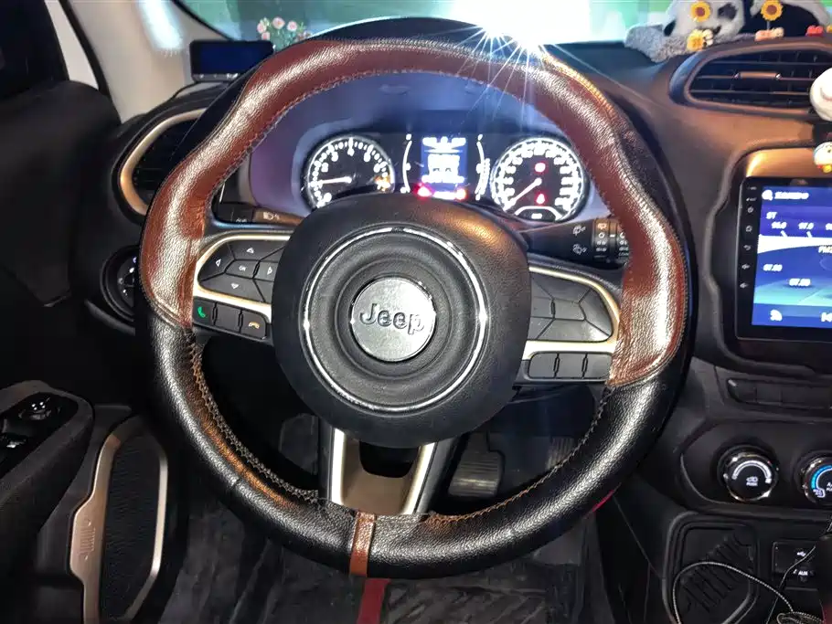 Jeep Renegade 2018 — фото 15