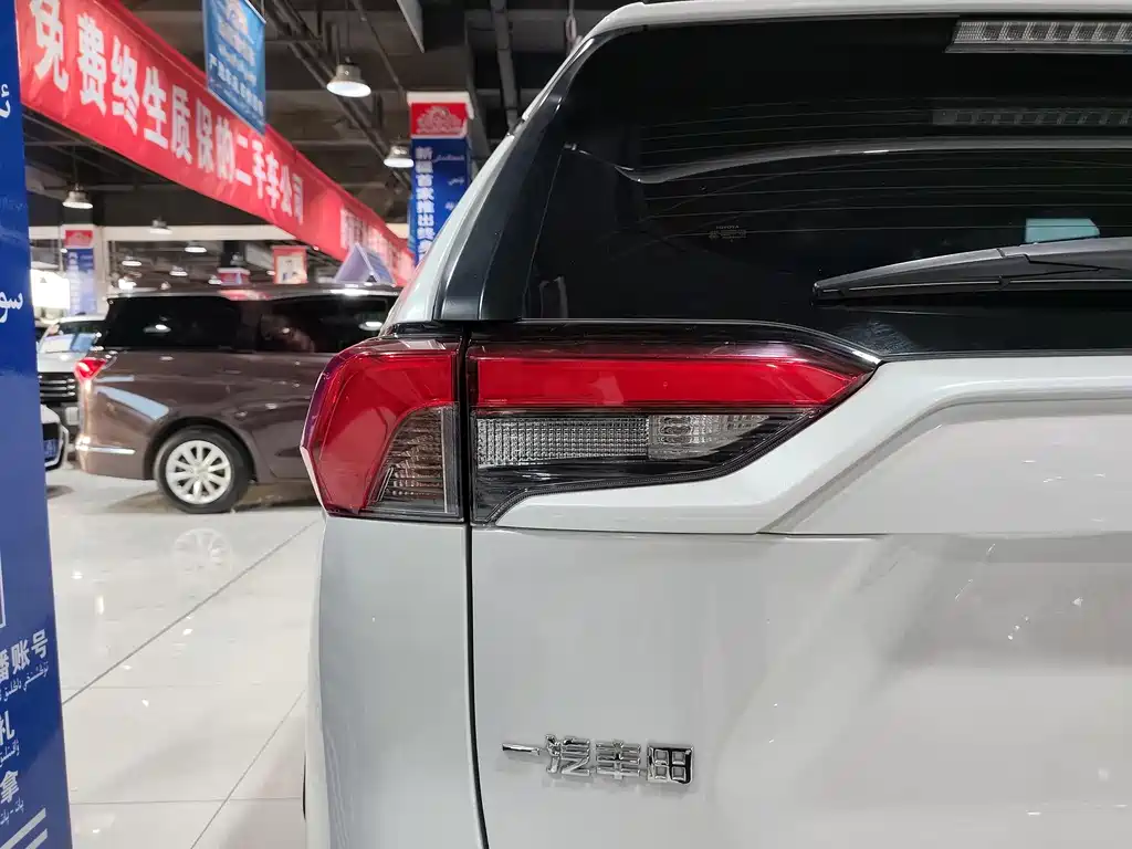 Toyota RAV4 2022 — фото 15