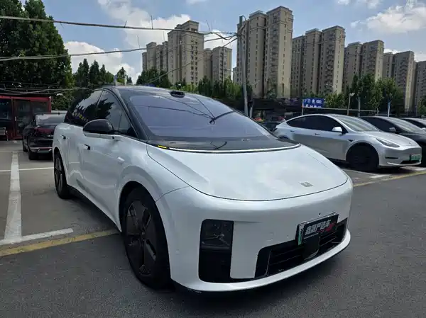 Li Auto i8 2025