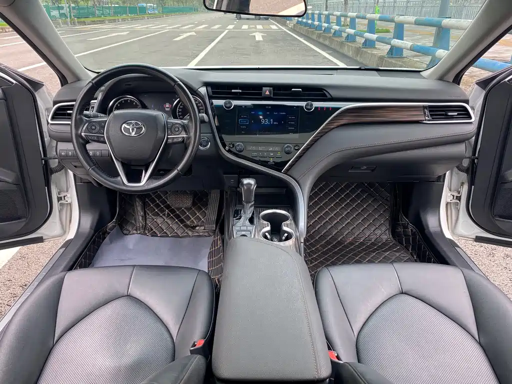 Toyota Camry 2020 — фото 7