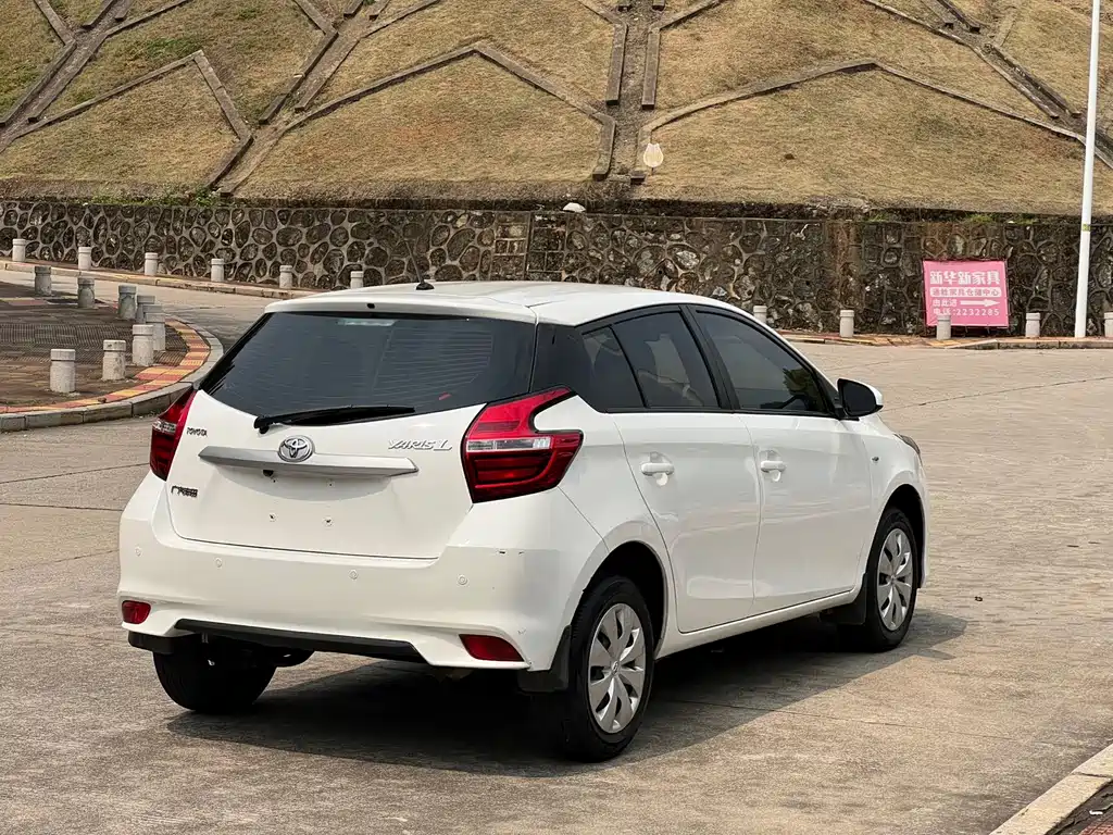 Toyota Yaris L 2022 — фото 4