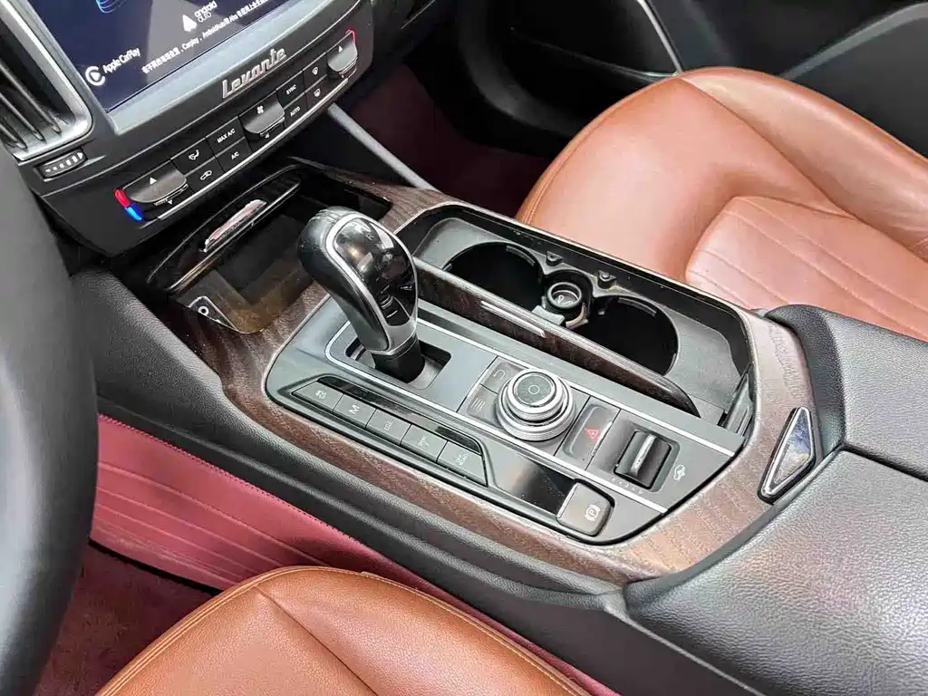 Maserati Levante 2018 — фото 21
