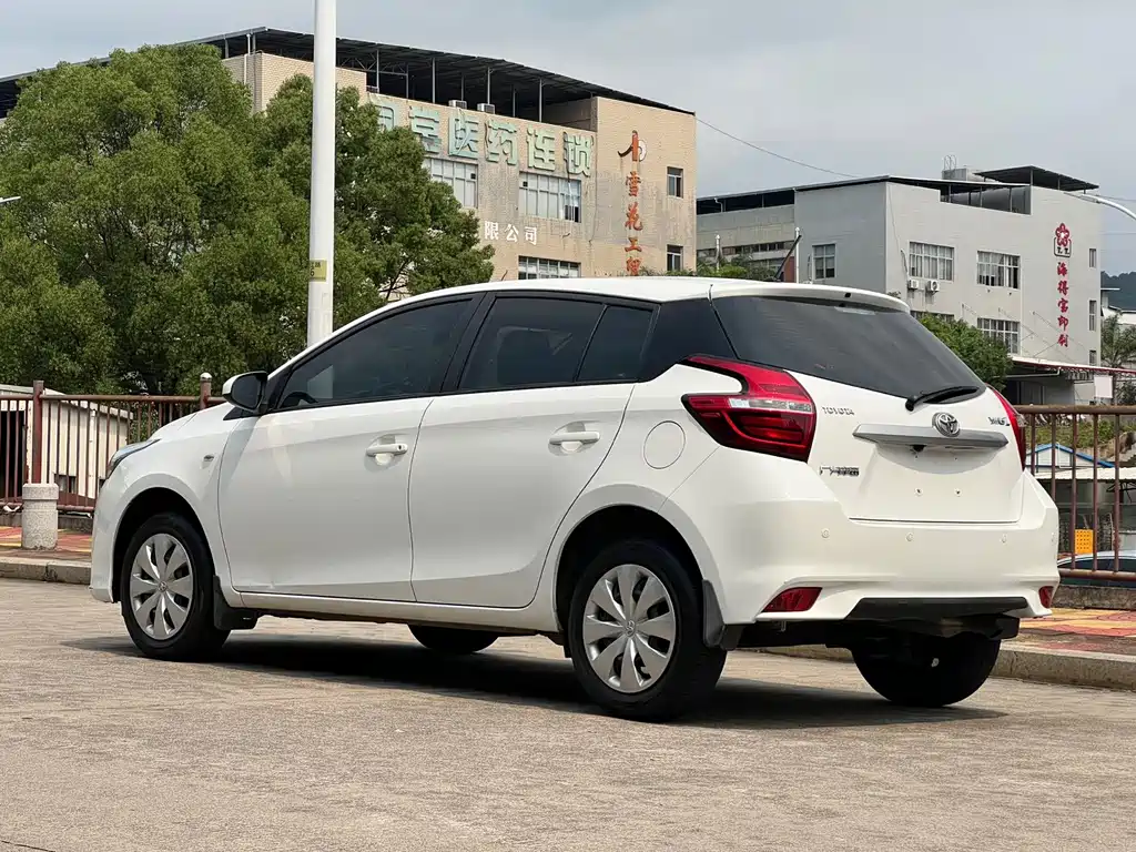 Toyota Yaris L 2022 — фото 6