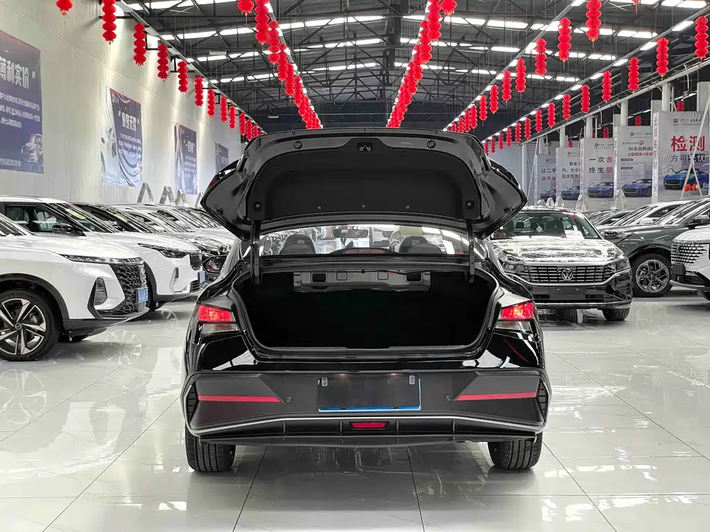 Hyundai Elantra 2023 — фото 15