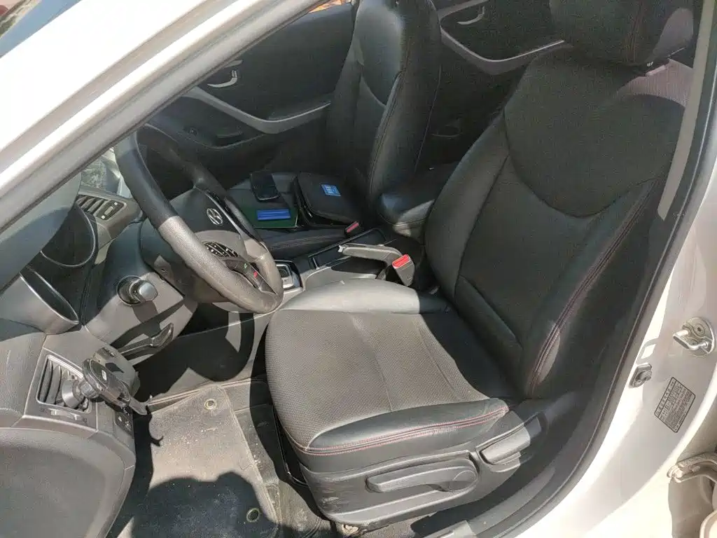Hyundai Elantra 2016 — фото 16