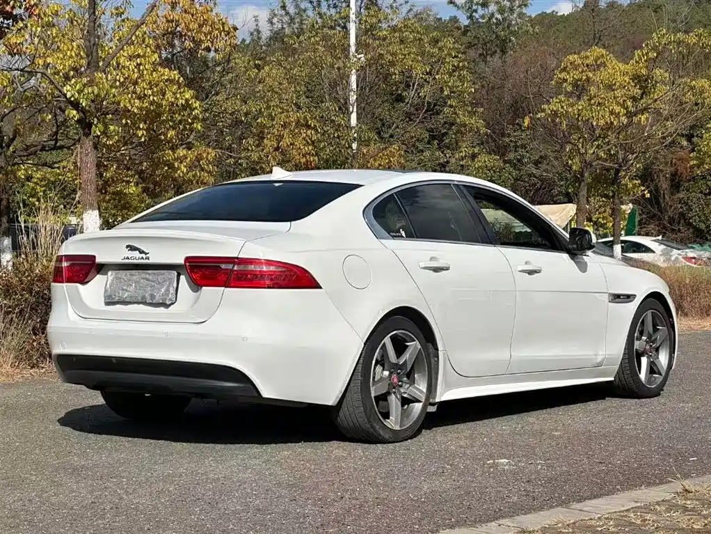 Jaguar XE 2016 — фото 9