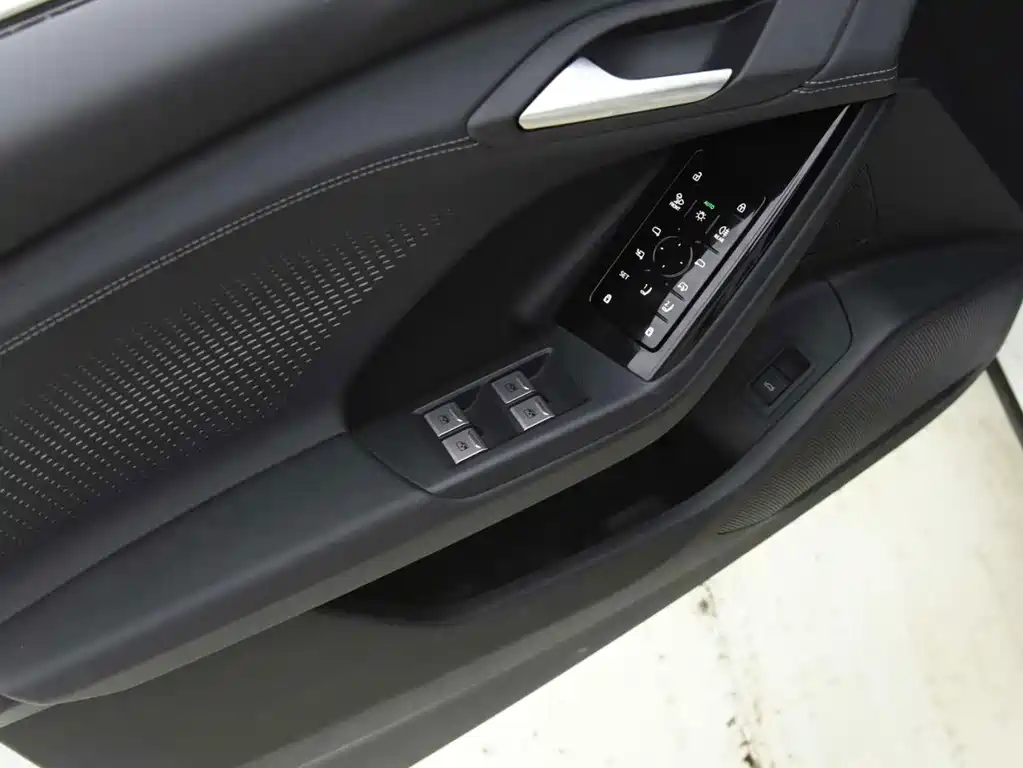 Audi Q6L E-Tron 2025 — фото 10