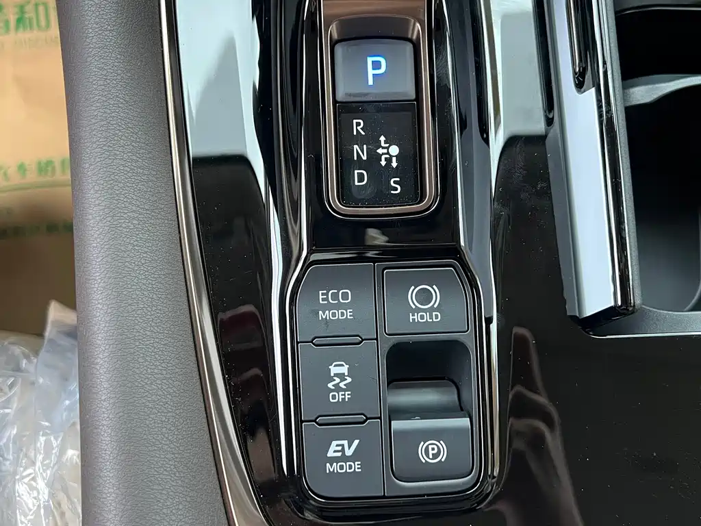 Toyota Alphard — фото 12