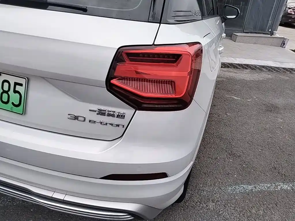 Audi Q2L E-Tron 2021 — фото 8