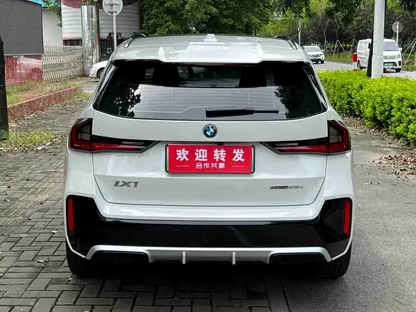 BMW iX1 2025