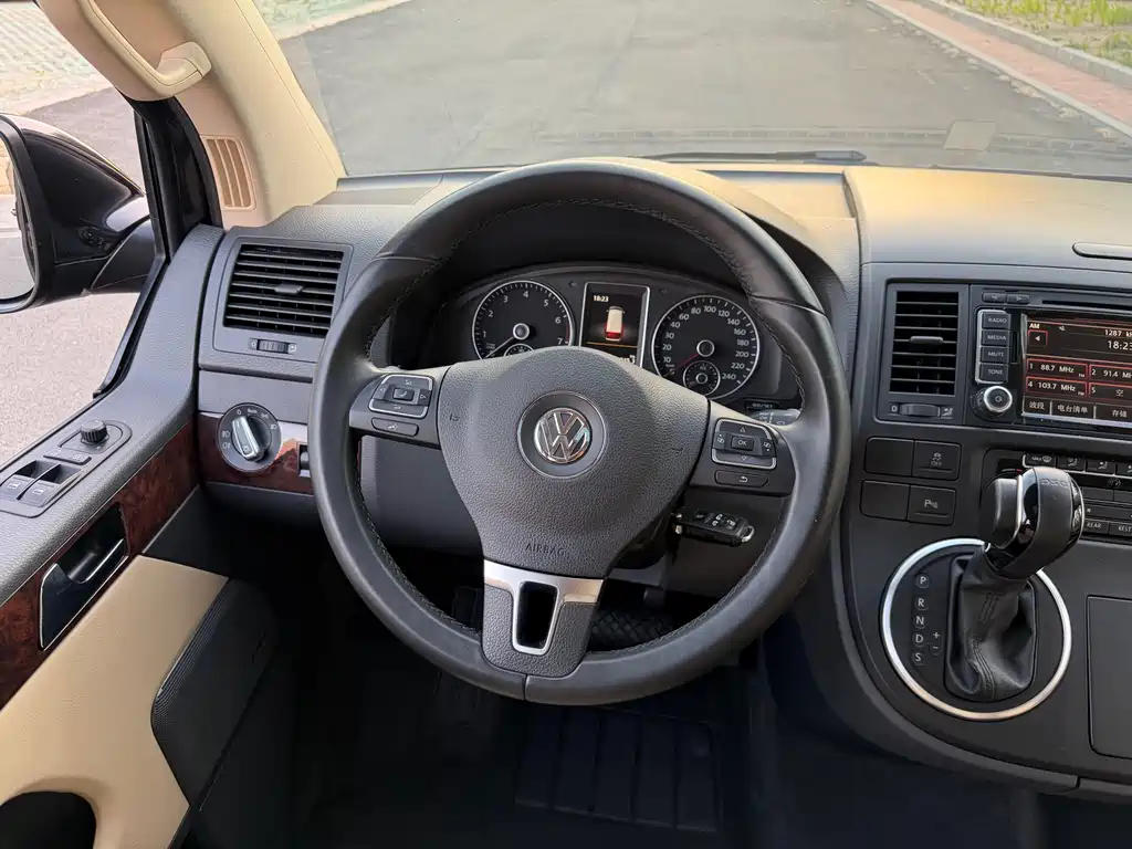 Volkswagen Multivan 2015 — фото 8