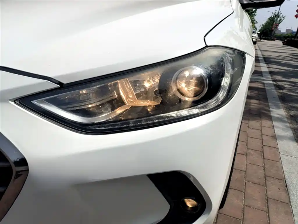 Hyundai Elantra 2017 — фото 24