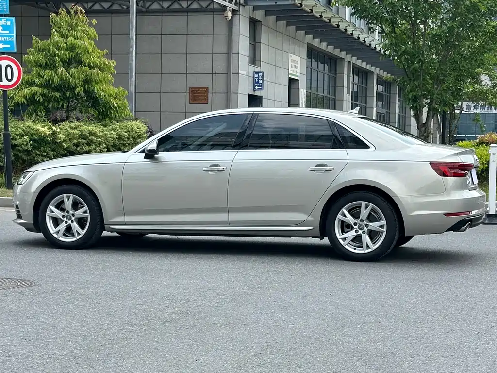 Audi A4L 2018 — фото 12