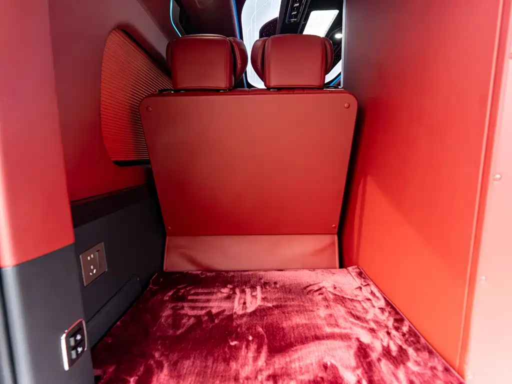 Toyota Hiace — фото 21