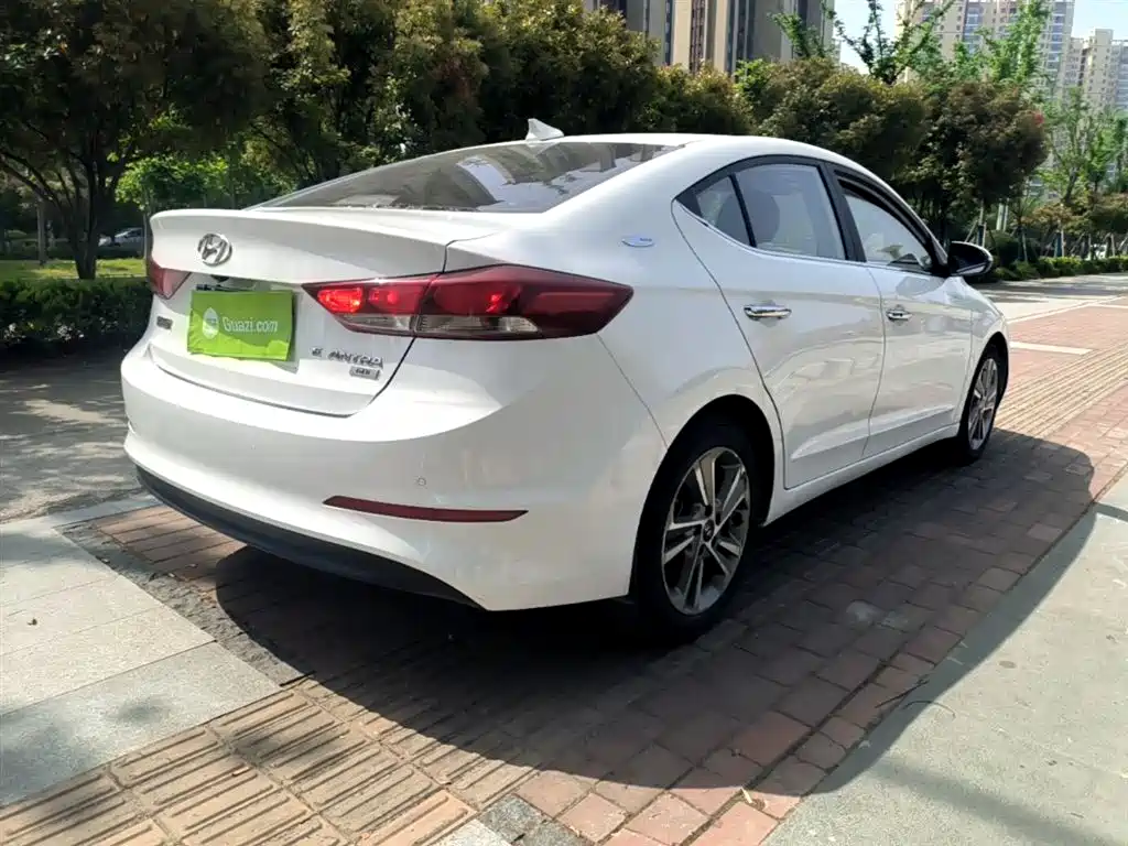 Hyundai Elantra 2017 — фото 7