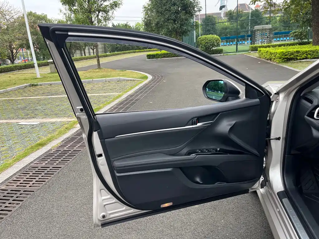 Toyota Camry 2019 — фото 15