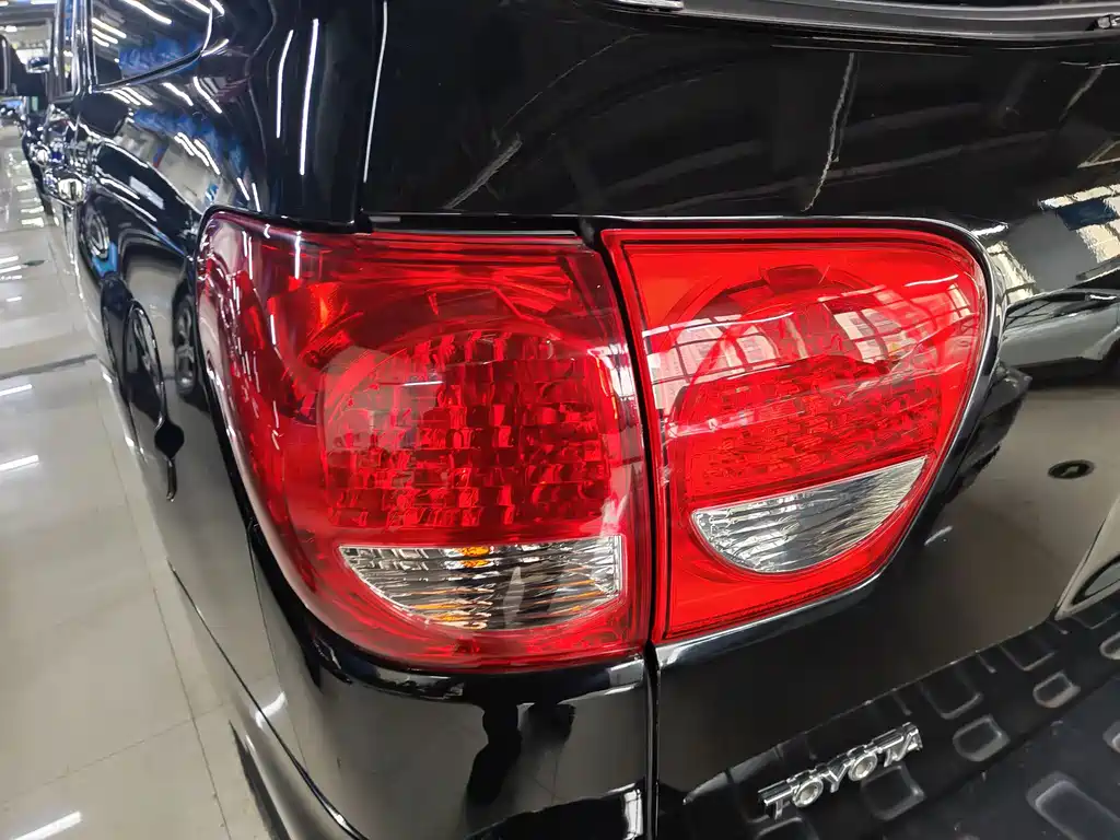 Toyota Sequoia 2010 — фото 15