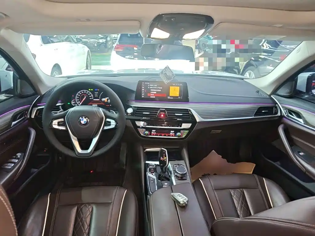 BMW 5 Series 2019 — фото 10