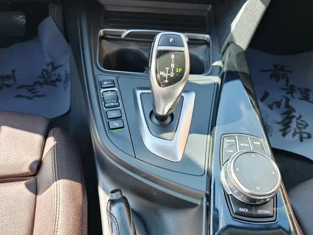 BMW 3 Series 2018 — фото 19