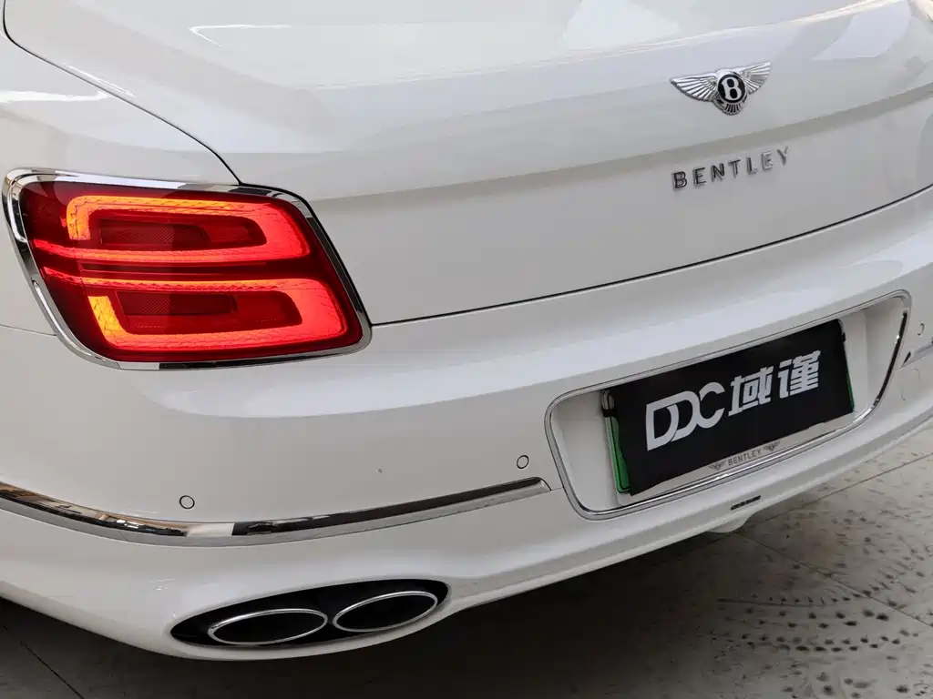Bentley Flying Spur Plug-In Hybrid 2023 — фото 10