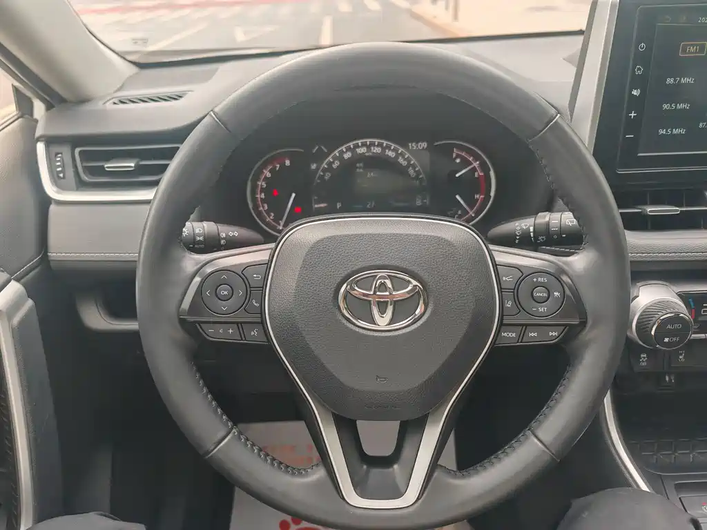Toyota RAV4 2021 — фото 12