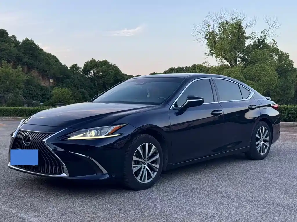 Lexus ES 2020 — фото 1
