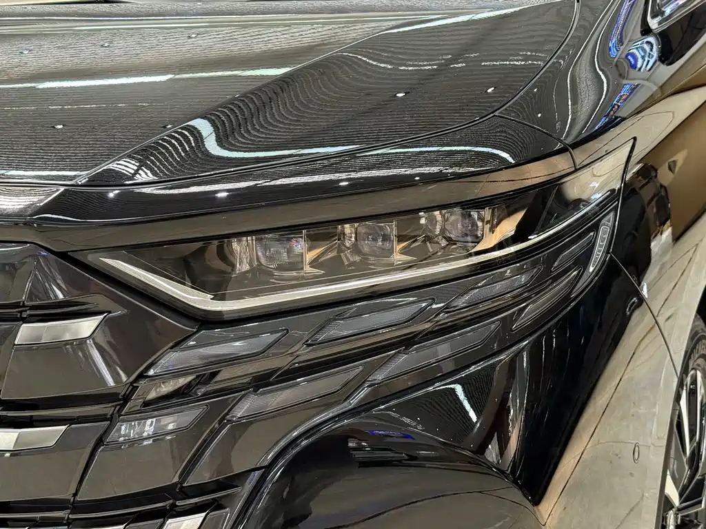 Toyota Alphard — фото 4
