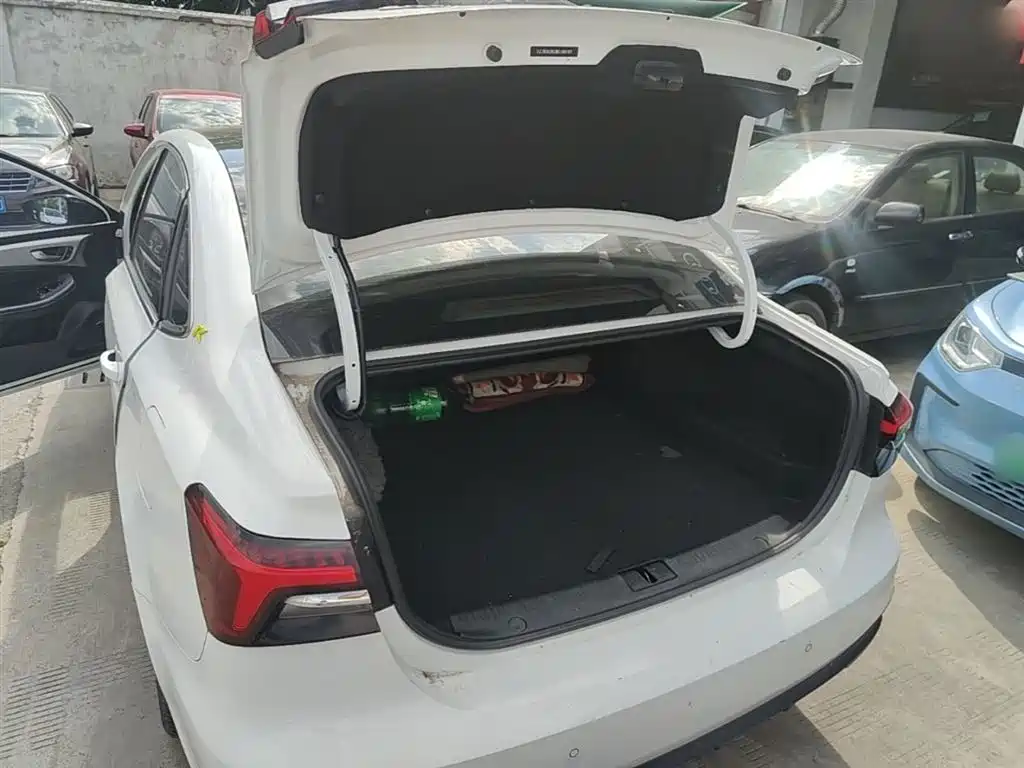Roewe i6 MAX New Energy 2022 — фото 19