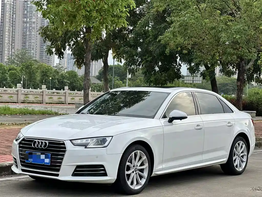 Audi A4L 2018 — фото 1