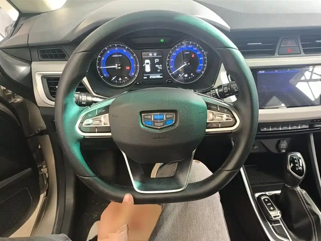 Geely Vision X3 2020 — фото 11