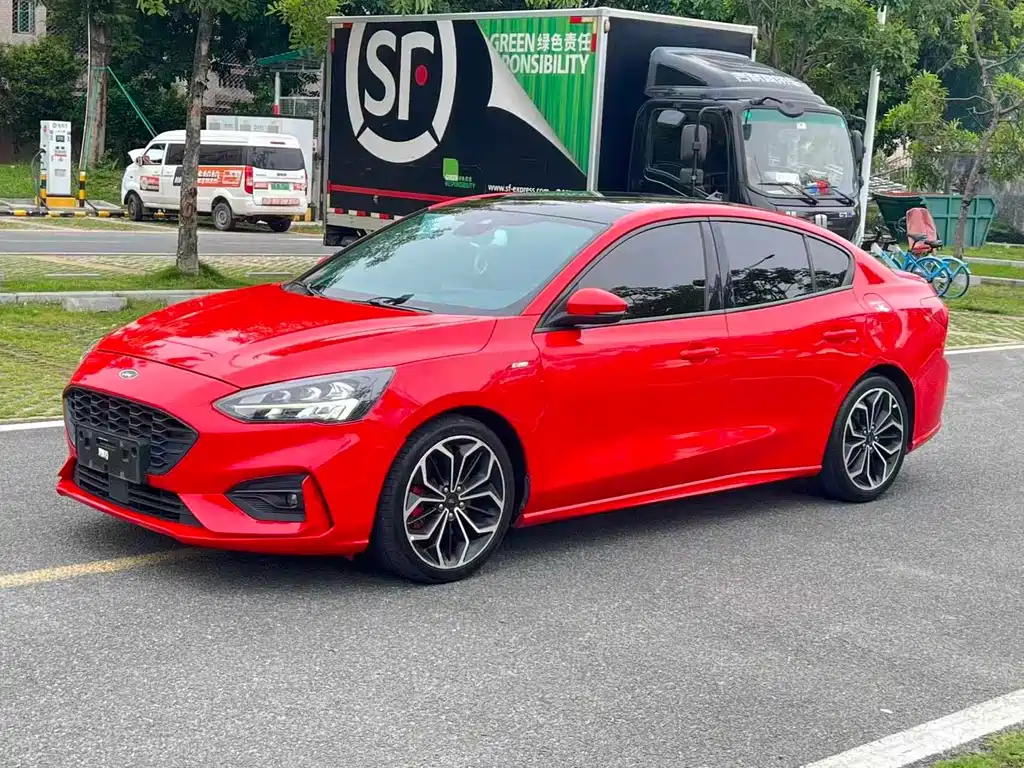 Ford Focus 2021 — фото 1