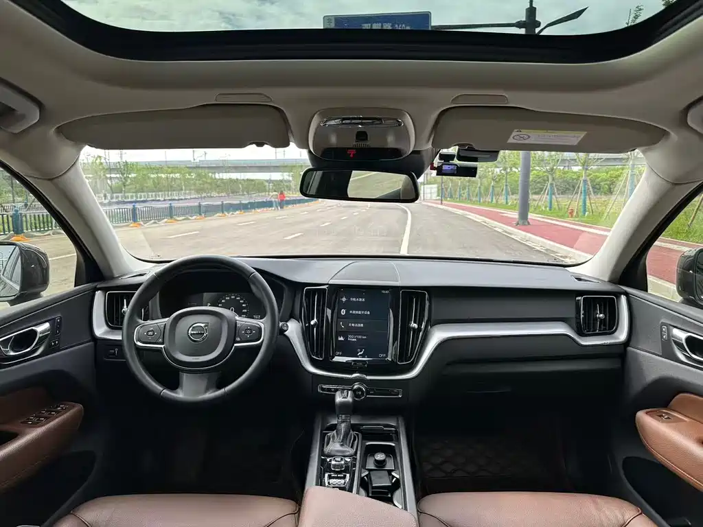 Volvo XC60 2018 — фото 13