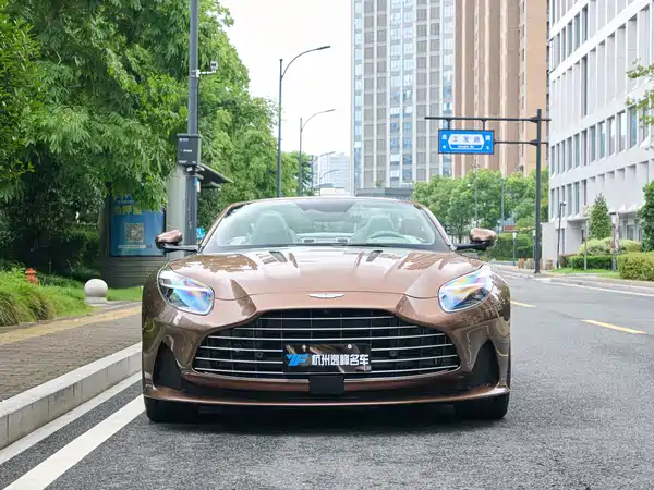 Aston Martin DB12 2025