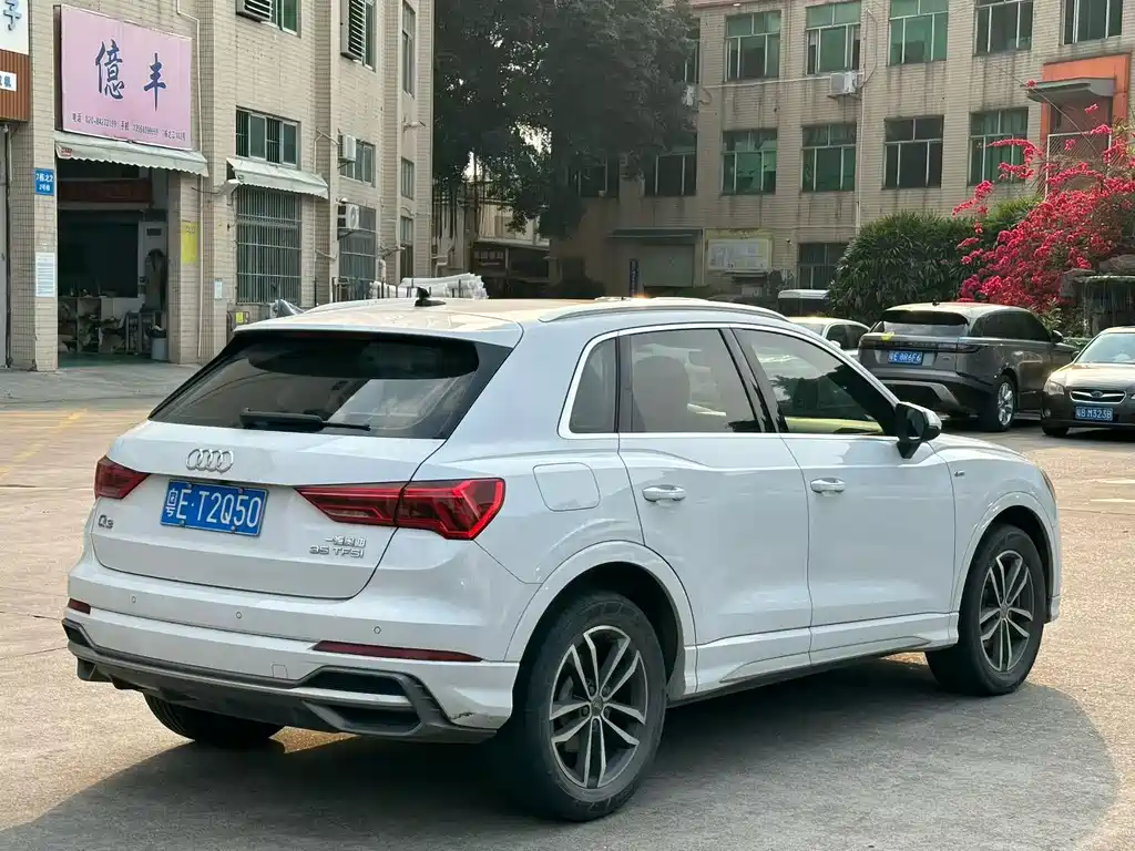 Audi Q3 2021 — фото 13